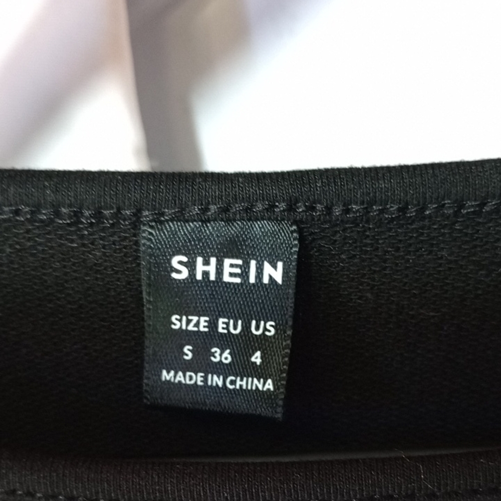C) SHEIN Black Cropped Top - Picture 2 of 5